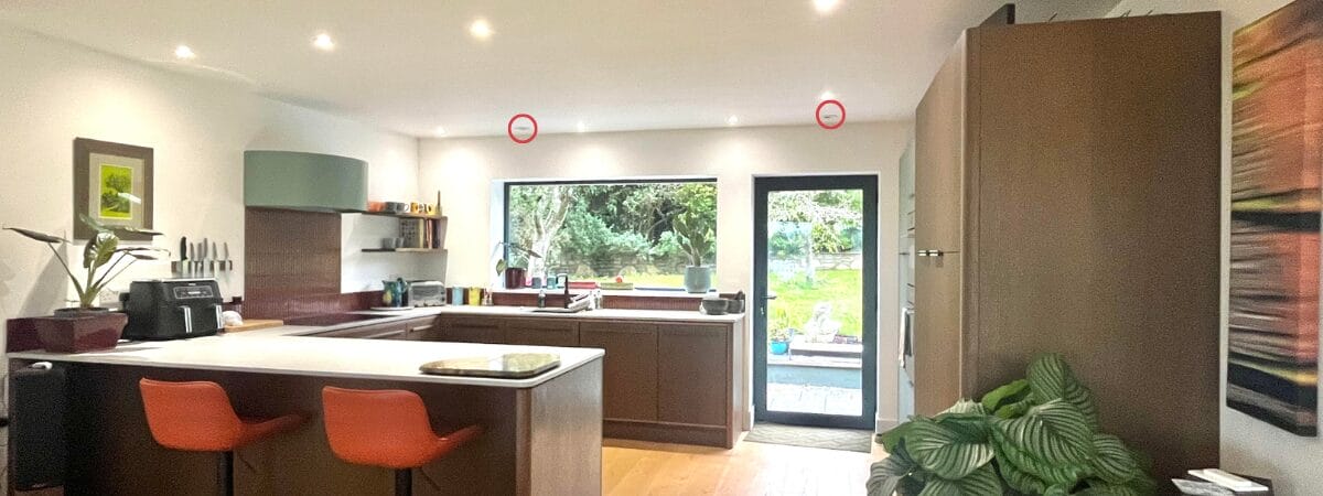 Kitchen with unico outlets in the ceiling